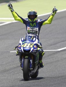 epa05347016 Italian MotoGP rider Valentino Rossi of the Movistar Yamaha team celebrates after winning the Motorcycling Grand Prix of Catalunya at Catalunya circuit in Montmelo, near Barcelona, northeastern Spain, 05 June 2016.  EPA/ALEJANDRO GARCIA