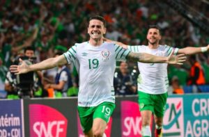 Esulta Robbie Brady dopo il suo gol dell'1-0