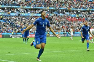 888905-l-italien-graziano-pelle-auteur-du-2e-but-de-son-equipe-face-a-l-espagne-en-8e-de-finale-de-l-euro-a