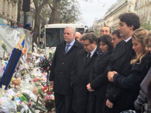 Il cordoglio dopo l'attentato parigino di Bataclan