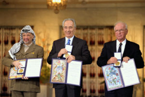 Peres Nobel per la Pace nel 1994 con Arafat, alla sua destra, e Rabin