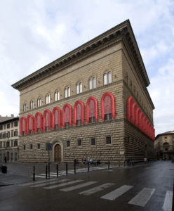 Palazzo Strozzi addobbato con 22 rossi gommoni