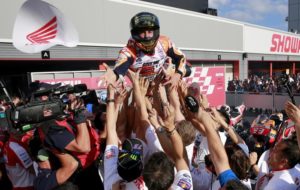 Marc Marquez, festeggiato per il suo quinto titolo mondiale a Motegi in Giappone