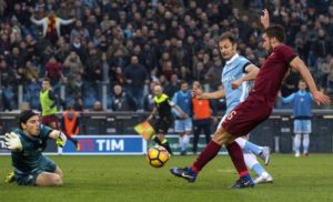 La Roma fa suo il derby e rimane nei piani alti