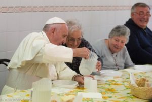 Con i bisognosi della Caritas 