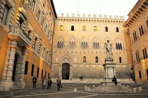 Piazza Salimbeni a Siena, sede del Mps